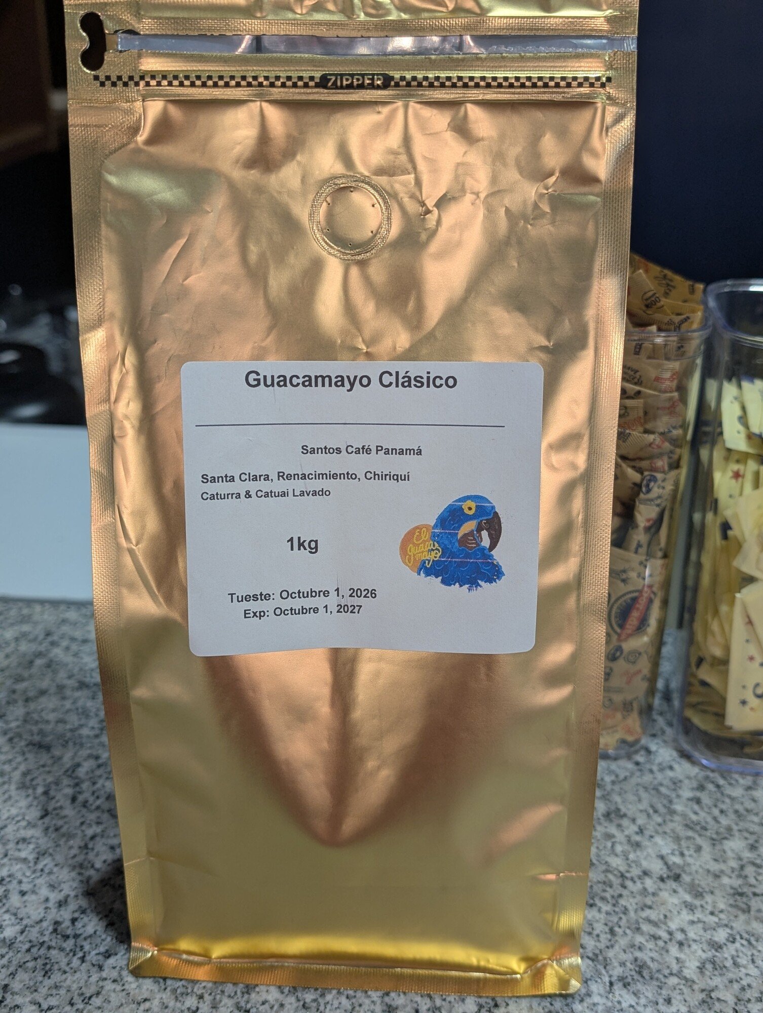 Bolsa de café Guacamayo Clásico de Santos Café Panamá sobre la barra de la cafetería