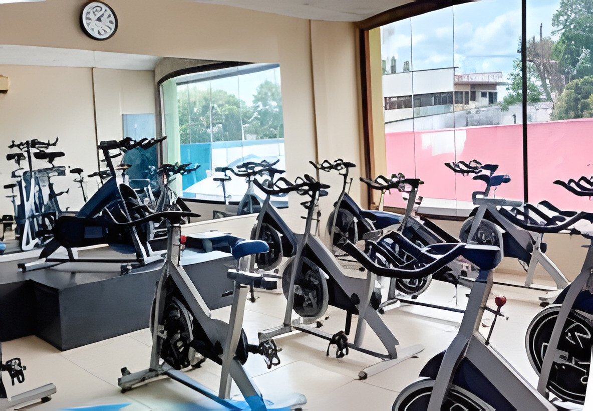 Una sala con bicicletas estáticas frente a los ventanales